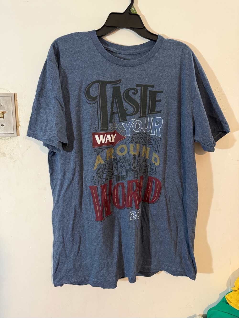 Blue Disney Parks 'Taste Your Way Around the World' XL Crewneck T‑Shirt EUC